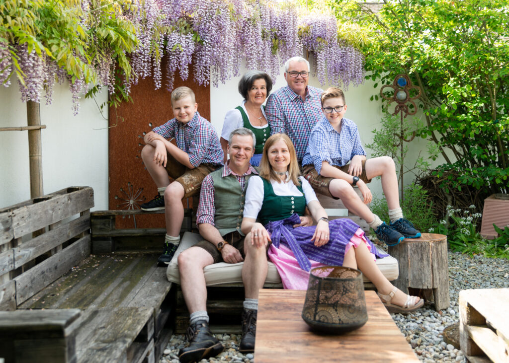 Familienfoto im Garten, Eltern, Großeltern mit zwei Kindern. Natürliche Familienfotografie im eigenen Garten in Bezirk Perg, Freistadt und Amstetten.
