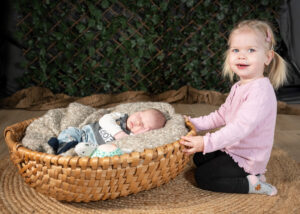 Geschwisterfoto mit Baby. Babyhomeshooting von Linz bis Perg