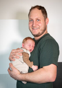 Babyfoto mit Papa im Wohnzimmer. Baby shooting im Bezirk Perg, Freistadt und Amstetten.