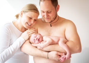 Baby Home Shooting Familienfoto im Schlafzimmer. Babyshootings in Bezirk Perg und Amstetten