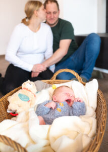Newborn shooting im Wohnzimmer. Baby Home Shooting von Linz bis Amstetten.