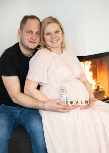 Babybauchfoto vorm Karmin im Wohnzimmer. Babybauchshootings im Bezirk Perg, Freistadt und Amstetten.