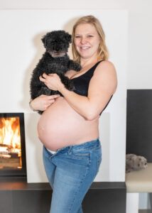 Babybauch mit Hund. Shootings im Bezirk Perg, Freistadt und Amstetten.