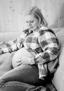 Babybauchbild auf der Couch. Homeshootings im Bezirk Perg, Freistadt und Amstetten.