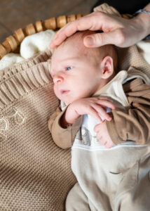Newbornbaby mit Hand. Homeshooting
