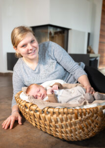 Mama und Baby vorm Karmin. Babyshootings im Bezirk Perg, Freistadt und Amstetten.