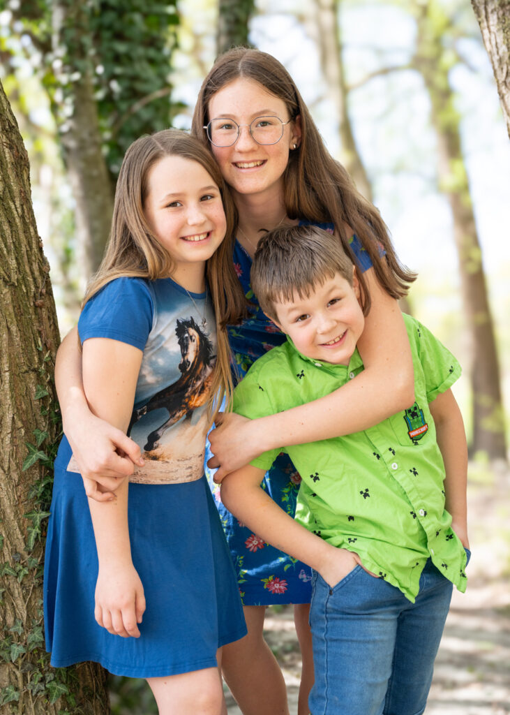 Geschwisterfoto an der Donau, Familienfoto