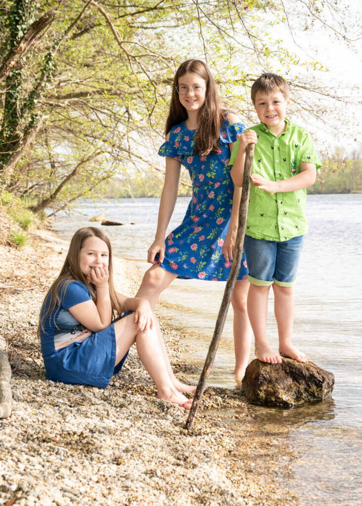 Kinder am Wasser, Familienfotos draußen
