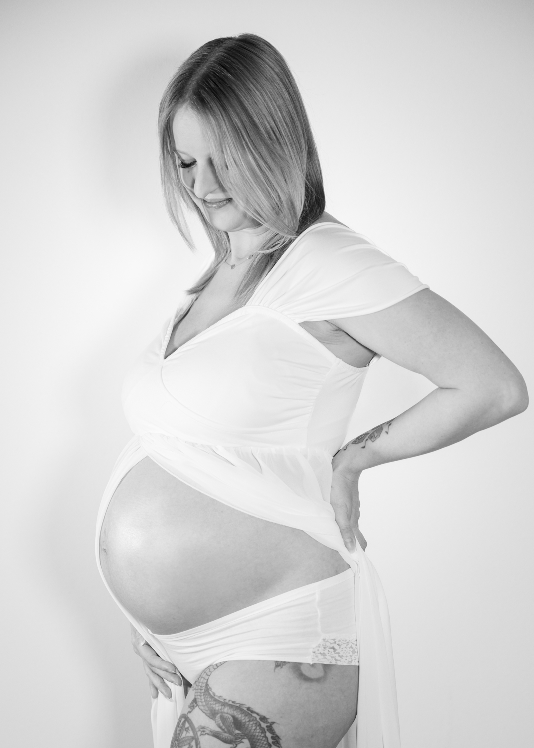 Babybauchshooting mit Studio in Schwarzweiß