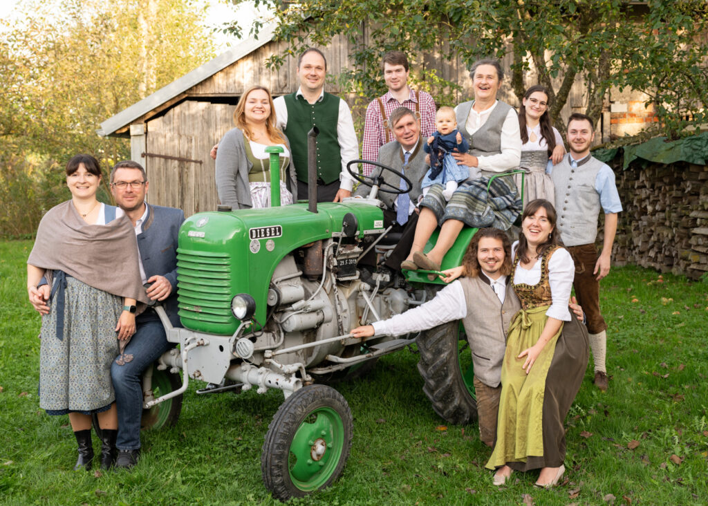 groß Familie auf Traktor beim Familienshooting zu Hause, Familienfoto