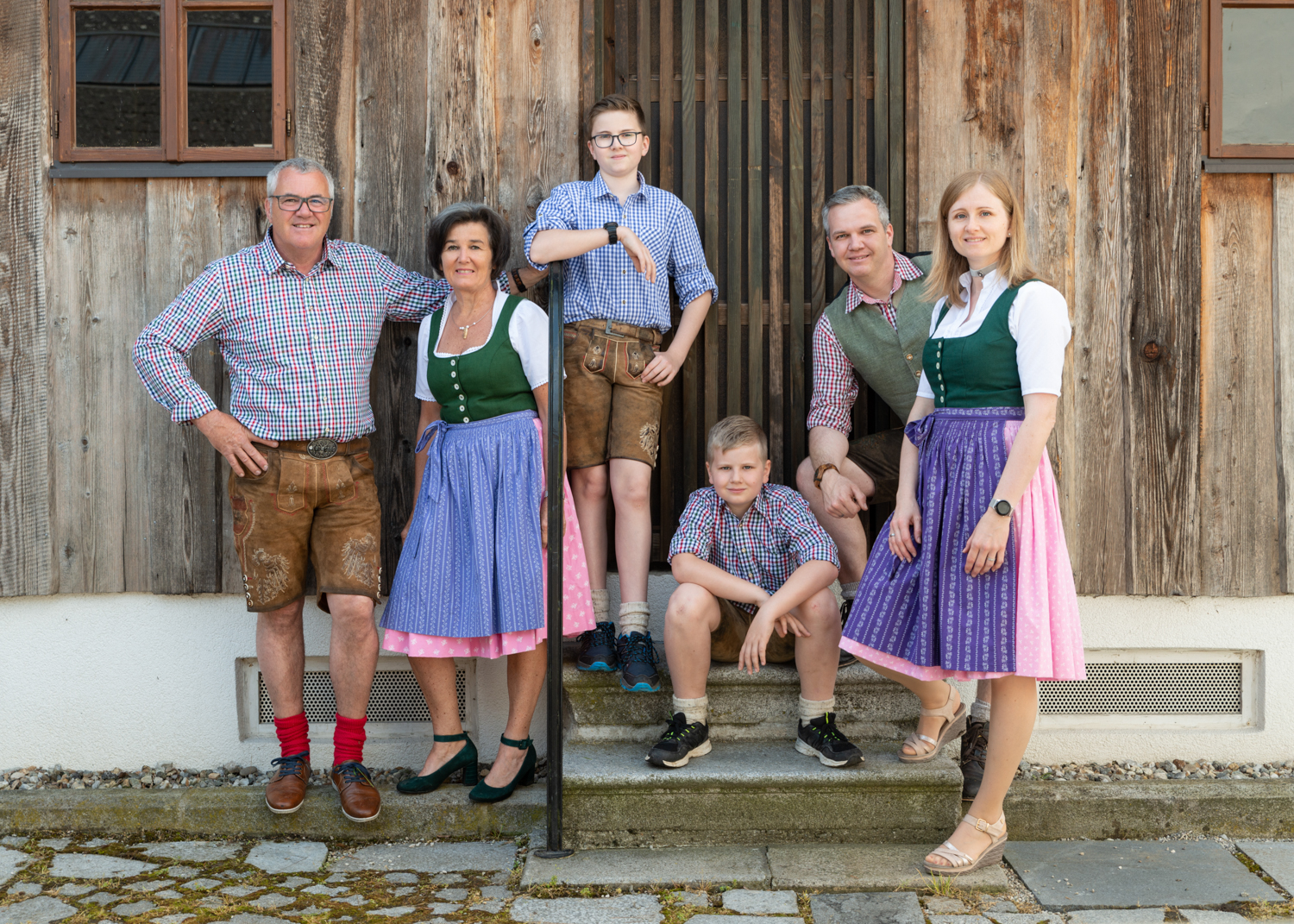 groß Familie in Tracht. Generationenshooting