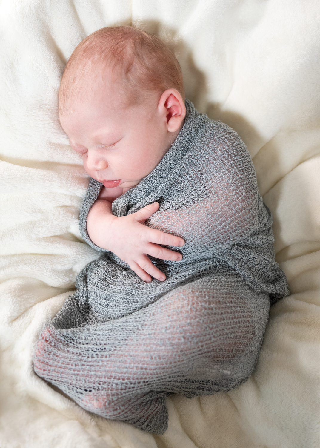 Newbornbaby schläft beim Babyshooting. Babyshooting