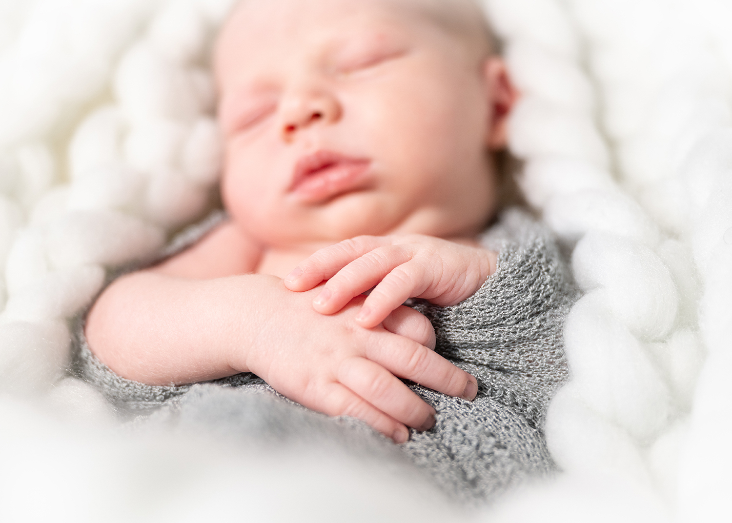 Newbornbild im Korb. Baby shooting von Linz bis Amstetten. Babyfotograf