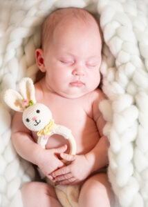 Baby schläft entspannt beim Babyshooting