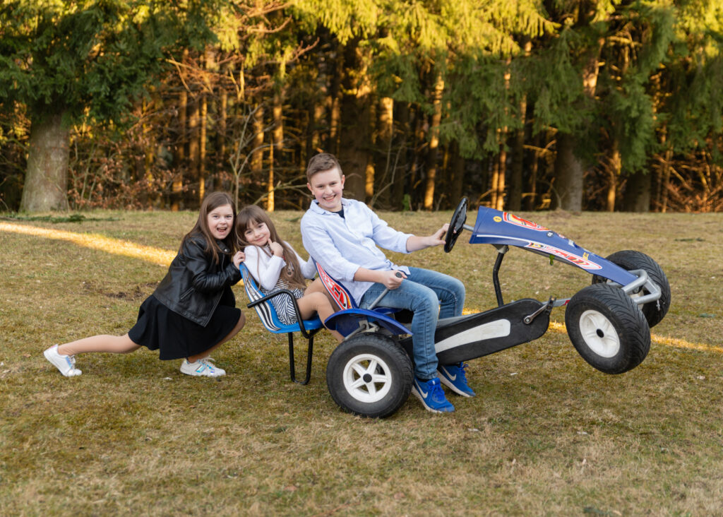 lustiges Geschwisterfoto im Garten, Fotoshooting mit Familie