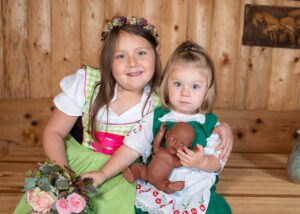 Geschwisterfoto in Tracht