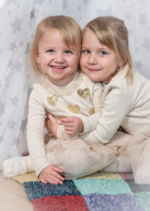 Familienfoto zu Weihnachten, Weihnachtsshooting Geschwisterbild