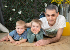 Opa mit Jungs beim fotoshooting