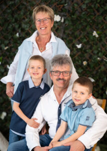 Großeltern mit Enkelkinder im Studio