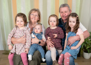 Großeltern mit Enkelkinder im Studio