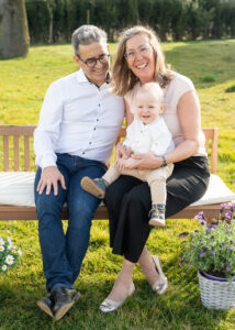 Oma und Opa mit Enkelkind im Garten