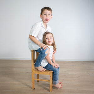 lustiges Kinderfoto im Studio, Familienfotografin aus Mitterkirchen