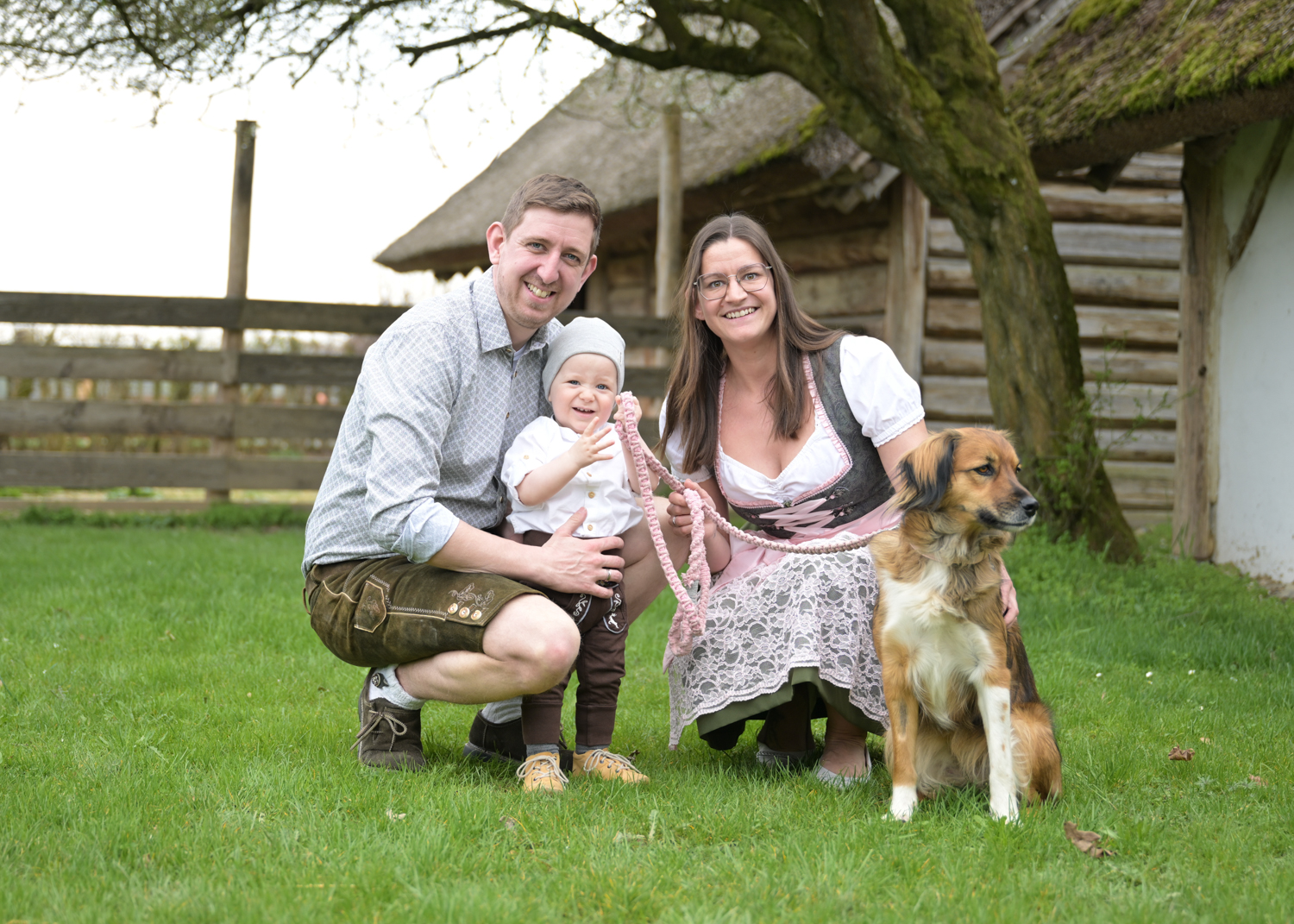 Kinderfoto im Garten, die Eltern im Hintergrund. Kinderfotografie in Bezirk Perg, Freistadt und Amstetten. mobile Familienfotografin