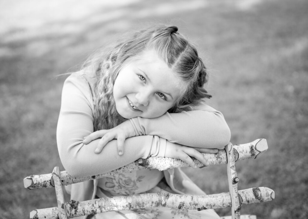 Kindergartenfoto draußen, sehr natürlich